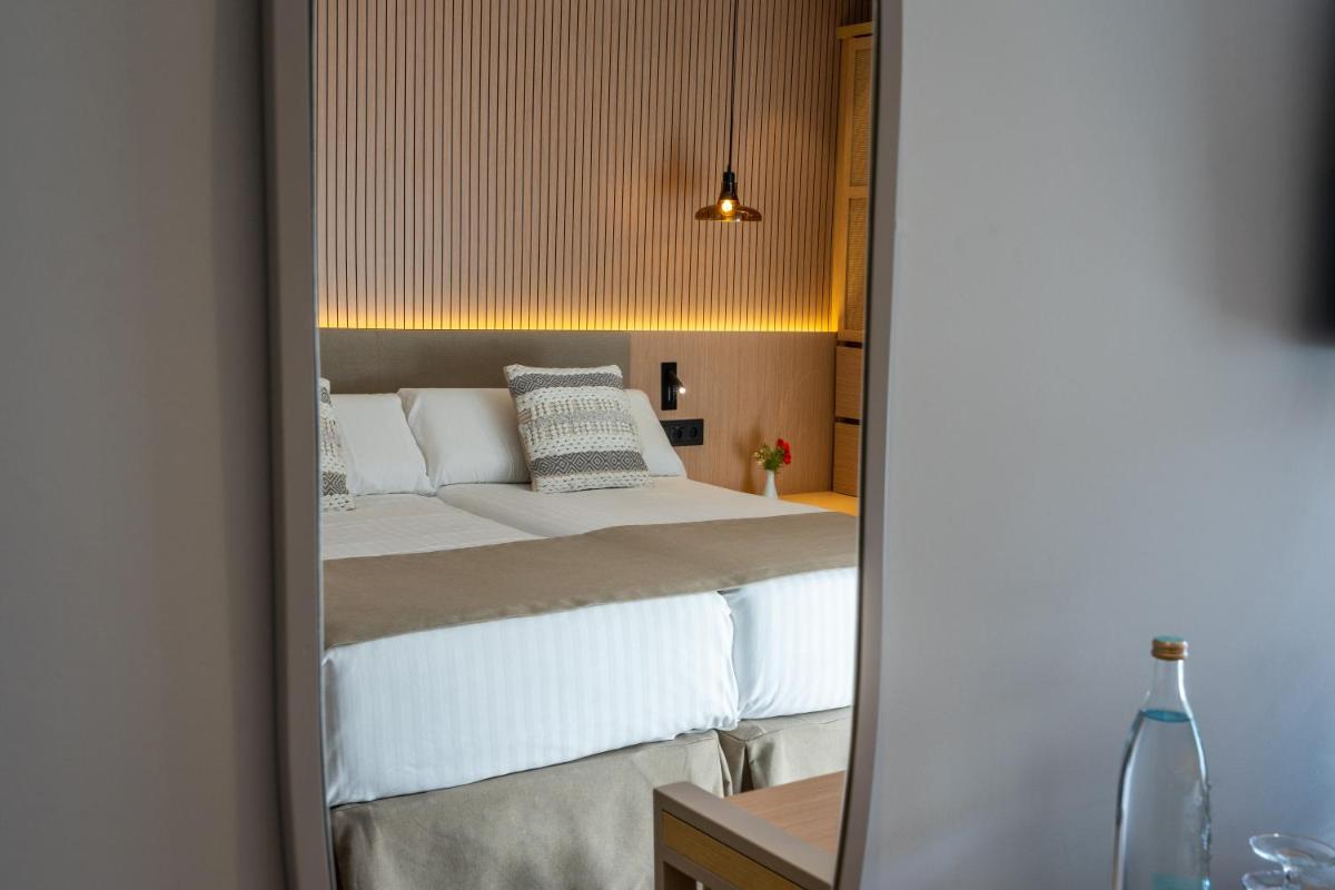 Cama o camas de una habitación en PortBlue Club Pollentia Resort & Spa