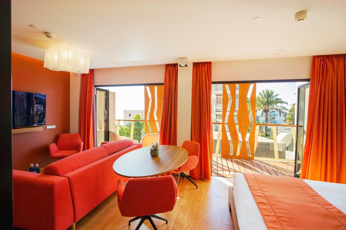 Una televisión o centro de entretenimiento en Bohemia Suites & Spa - Adults Only