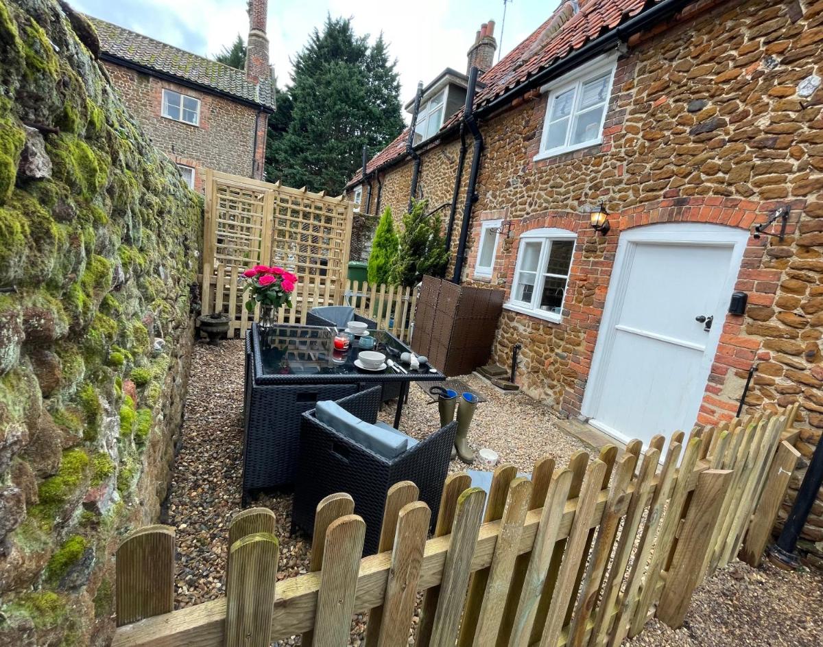 Pinnacle Cottage grade II listed home at the coast - Housity