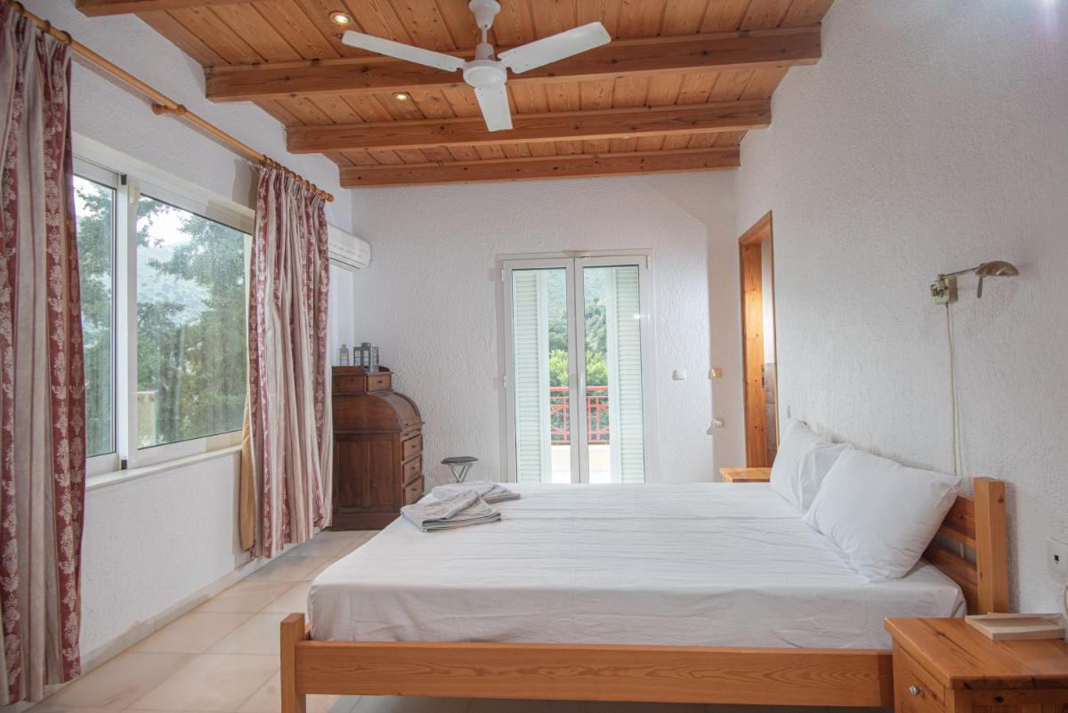 Spacious Villa in Kato Pine with Sea View and Private Pool - Housity