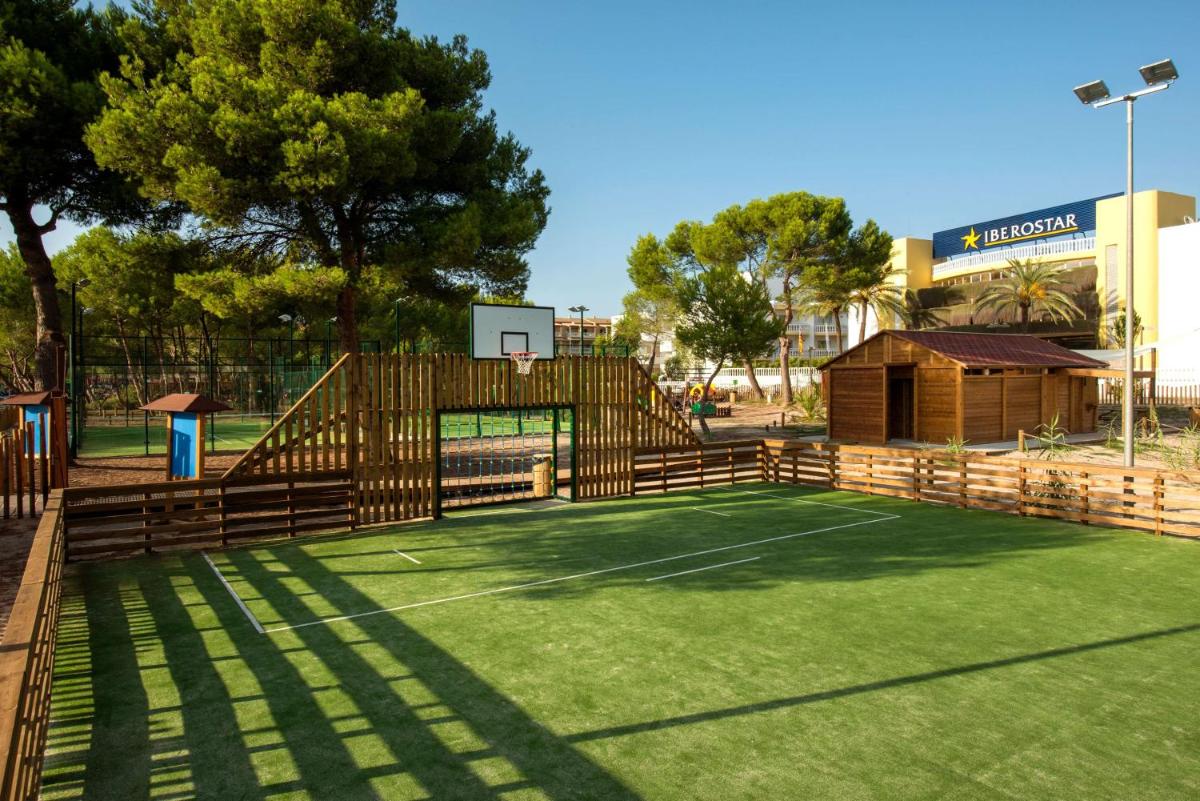 Instalaciones para jugar a tenis o squash en Iberostar Selection Albufera Playa All Inclusive o alrededores