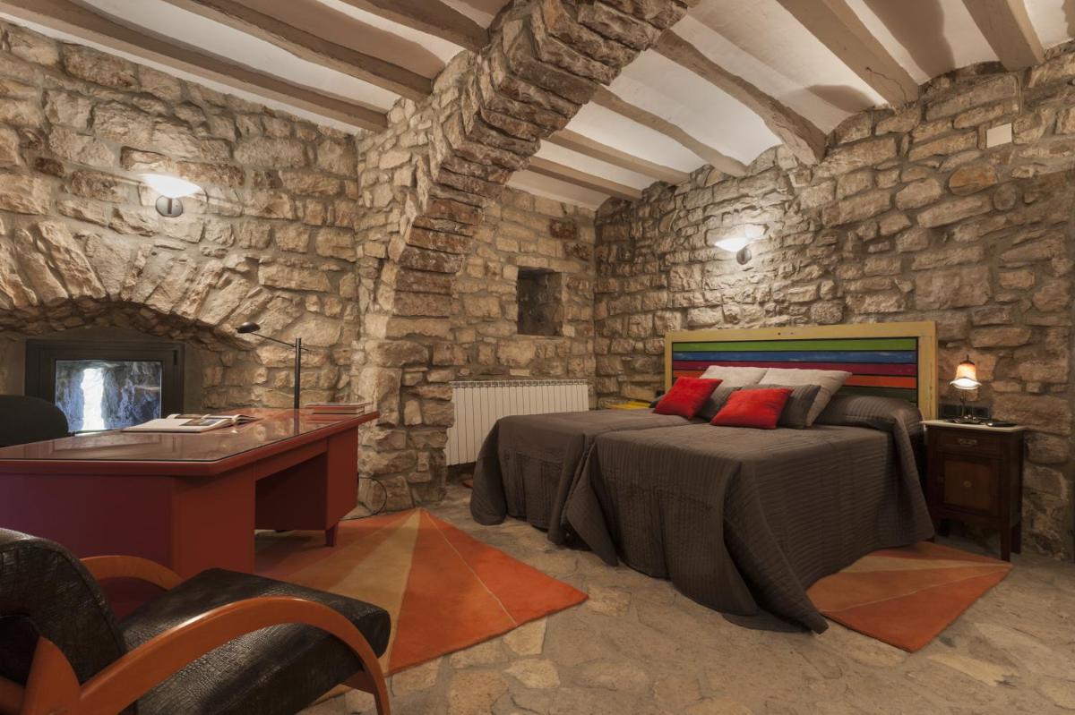 Castell de Fonolleres - Housity