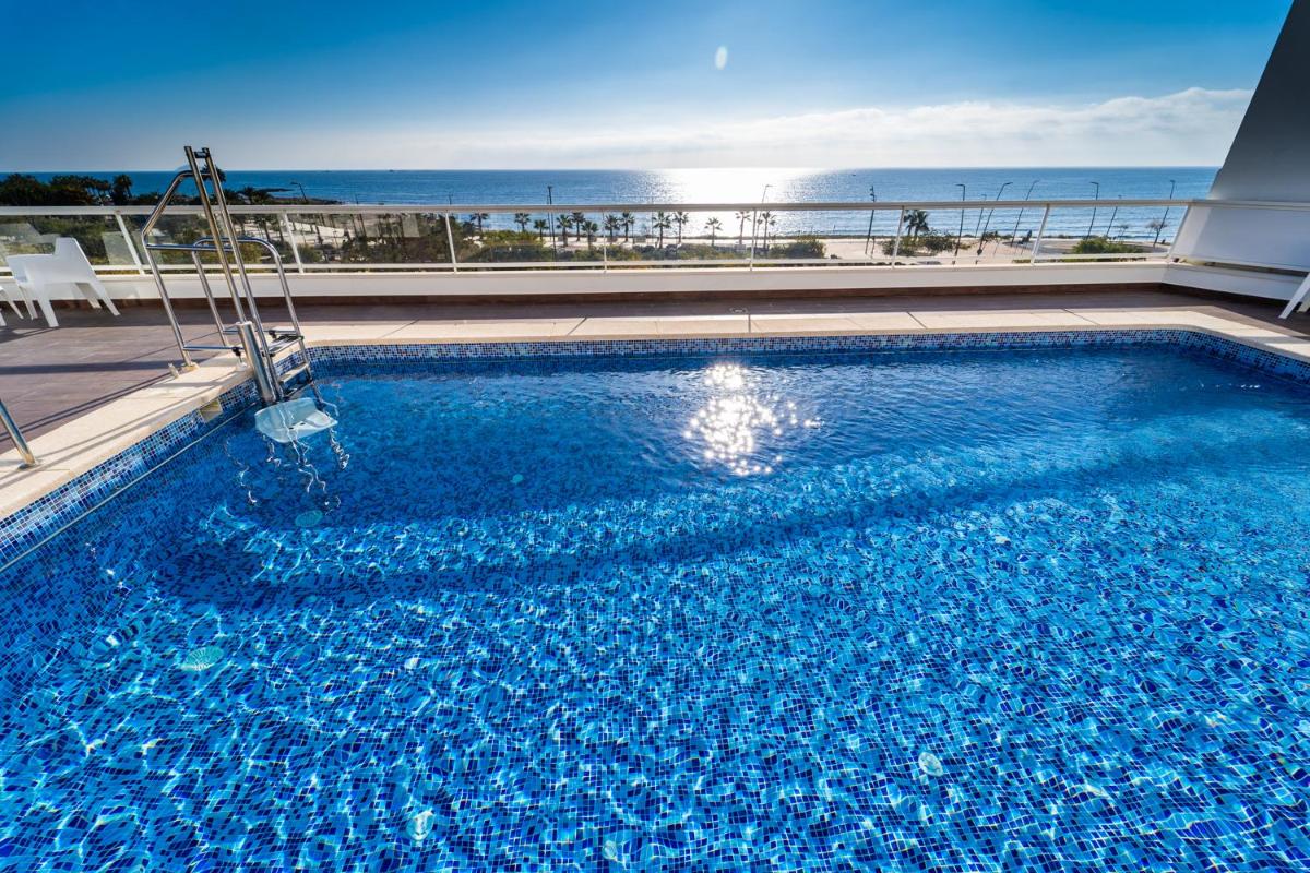 una gran piscina azul con vistas al océano en Vistamar Hotel Luxury Wellness By DLV -Adults Only-, en Villajoyosa