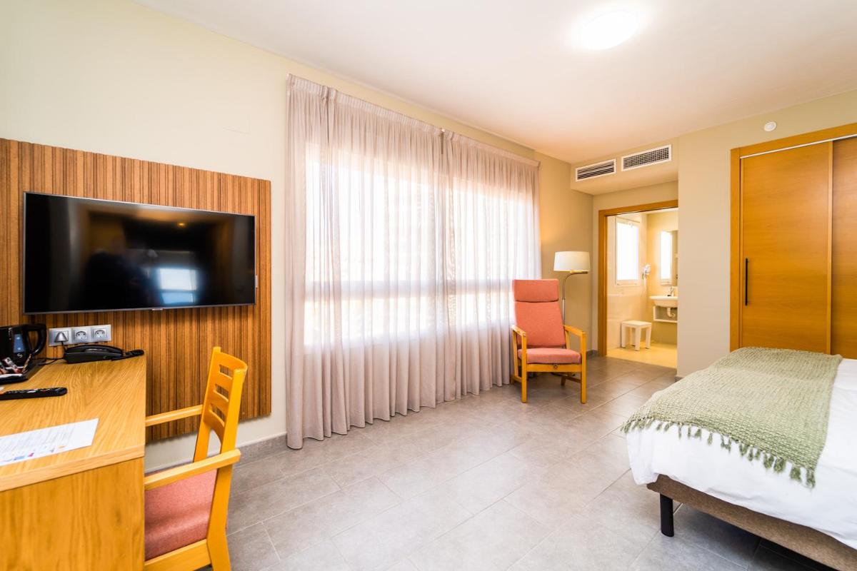 Una televisión o centro de entretenimiento en Vistamar Hotel Luxury Wellness By DLV -Adults Only-