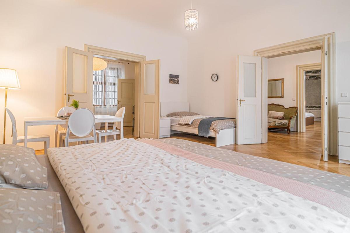 Bright & Spacious at Mala Strana, Charles Bridge 3 min of walk - Housity