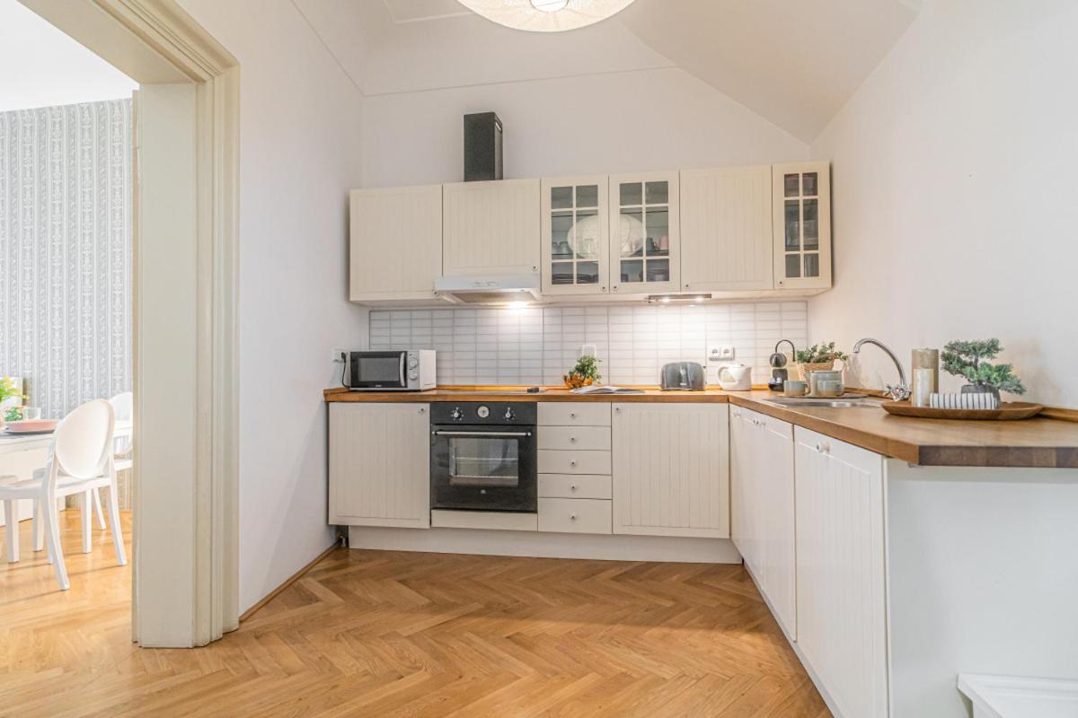 Bright & Spacious at Mala Strana, Charles Bridge 3 min of walk - Housity