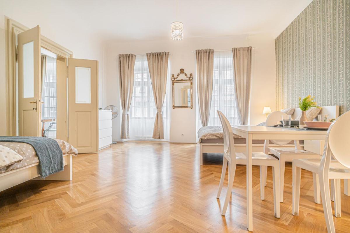 Bright & Spacious at Mala Strana, Charles Bridge 3 min of walk - Housity