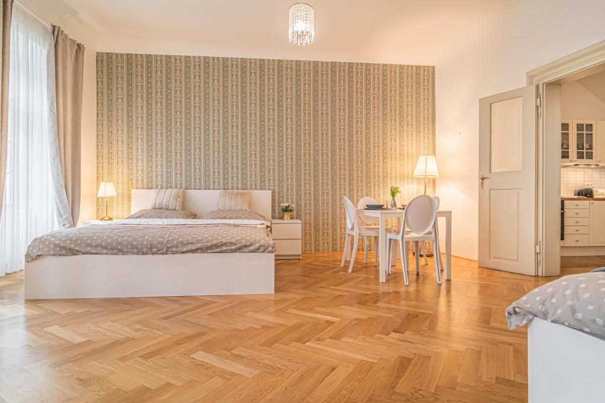 Bright & Spacious at Mala Strana, Charles Bridge 3 min of walk - Housity