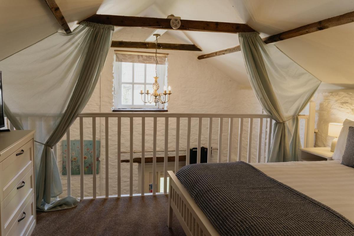 Little England Retreats - Cottage, Yurt and Shepherd Huts - Housity