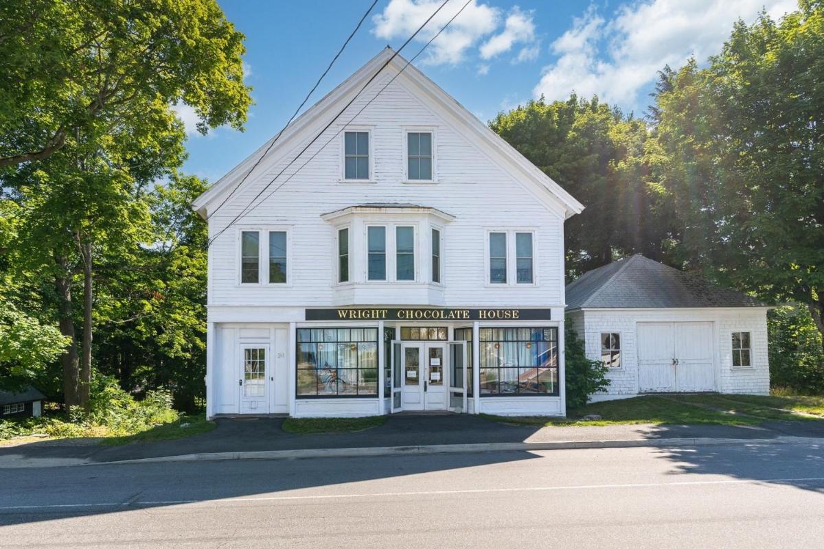 BRYANT FARM LIMIT 27 farmhouse - Housity