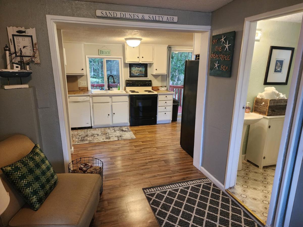 Home Near the Lake with beautiful wood burning fireplace - Housity