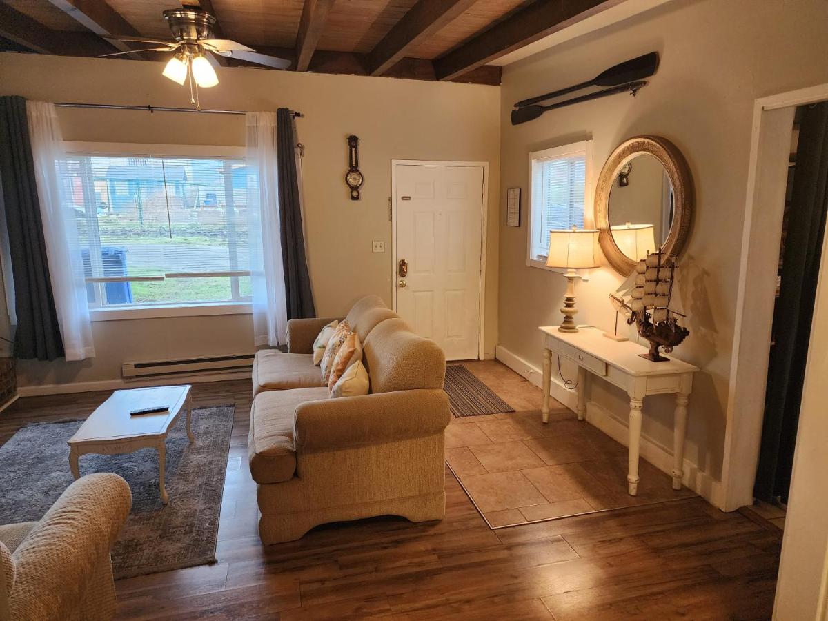 Home Near the Lake with beautiful wood burning fireplace - Housity