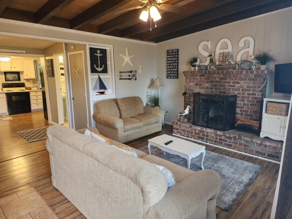 Home Near the Lake with beautiful wood burning fireplace - Housity