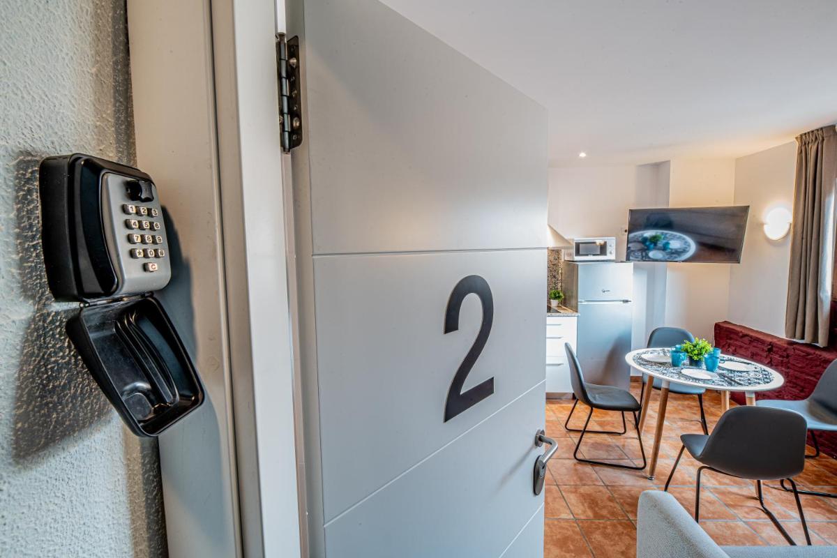 Apartamento 2 en la muralla romana junto a la Catedral - Housity
