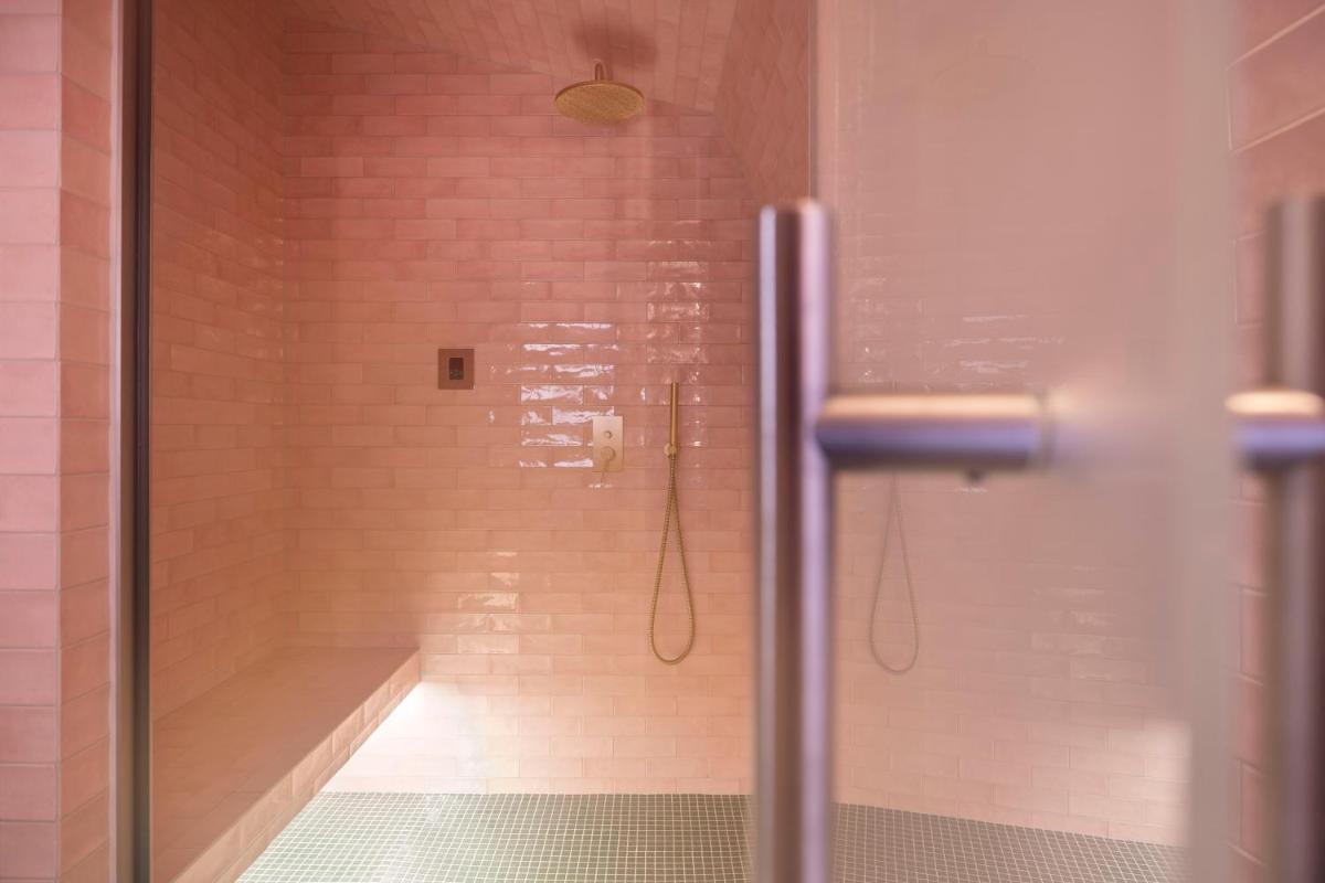 Salle de bains dans l'établissement Le Petit Oberkampf Hotel & Spa