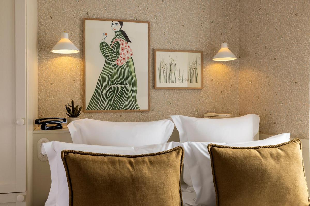 Un ou plusieurs lits dans un hébergement de l'établissement Le Petit Oberkampf Hotel & Spa