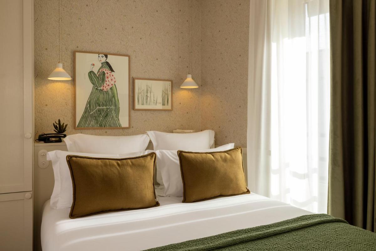 Un ou plusieurs lits dans un hébergement de l'établissement Le Petit Oberkampf Hotel & Spa
