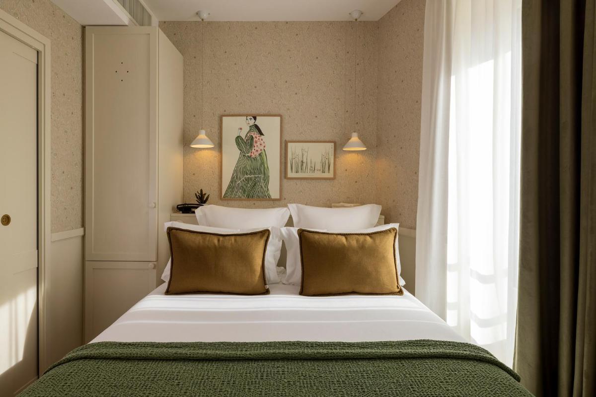 Un ou plusieurs lits dans un hébergement de l'établissement Le Petit Oberkampf Hotel & Spa