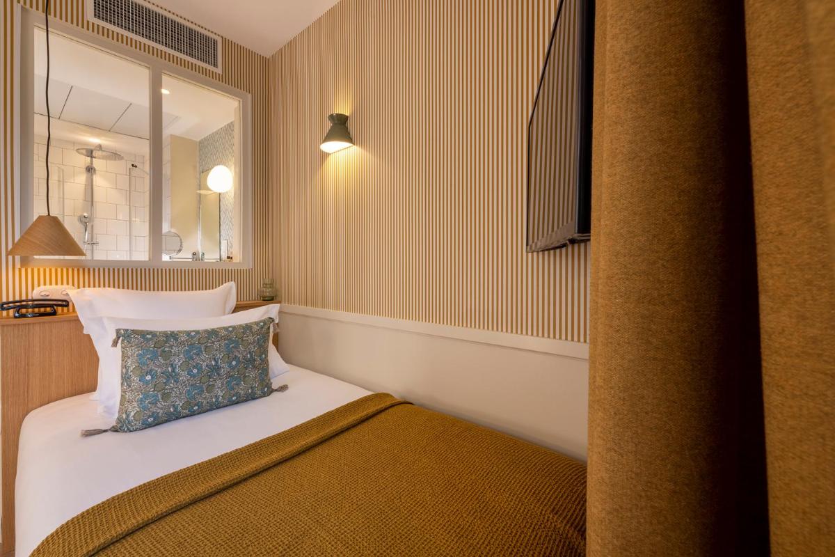 Un ou plusieurs lits dans un hébergement de l'établissement Le Petit Oberkampf Hotel & Spa