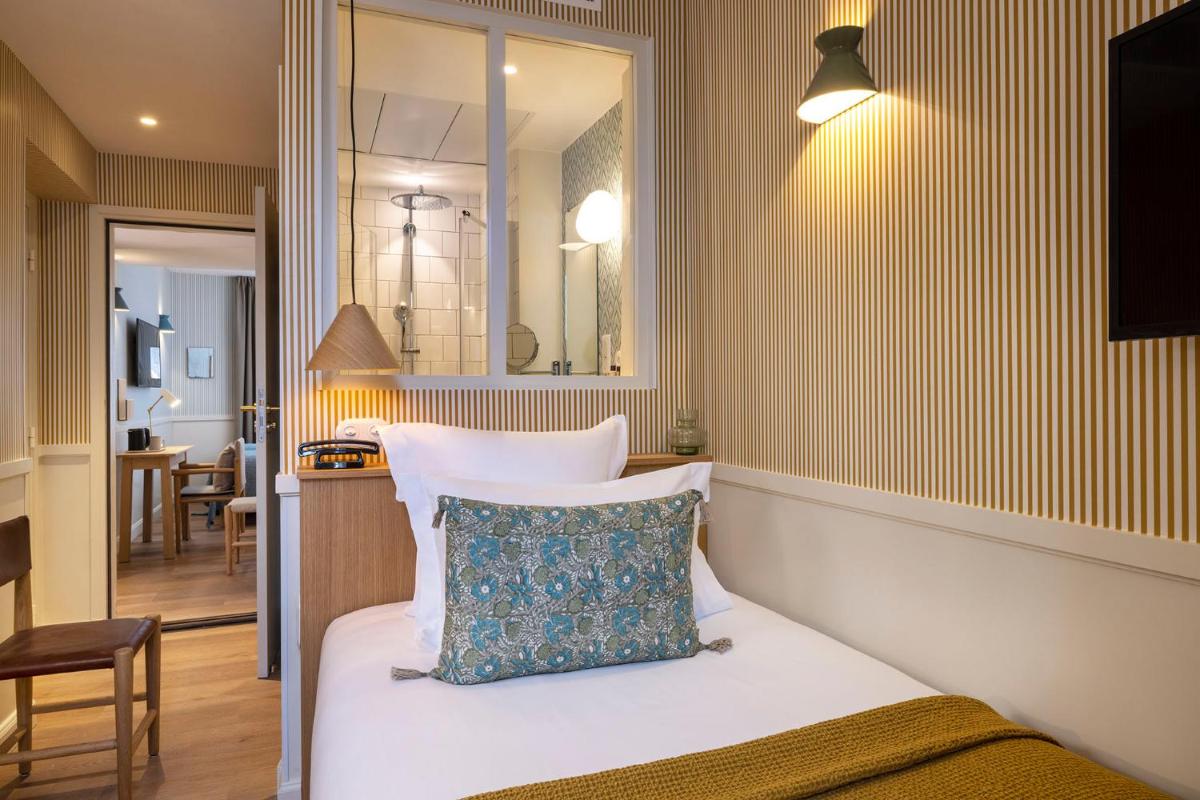 Un ou plusieurs lits dans un hébergement de l'établissement Le Petit Oberkampf Hotel & Spa