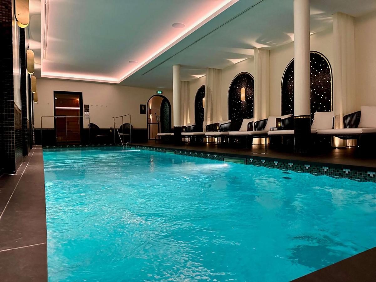 une piscine d'hôtel avec de l'eau bleue dans l'établissement Best Western Plus Crystal, Hotel,Bar & Spa, à Nancy