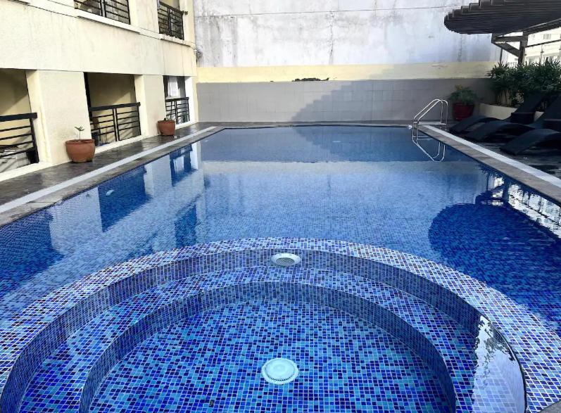 Poolside Family Room Greenbelt Makati - Housity