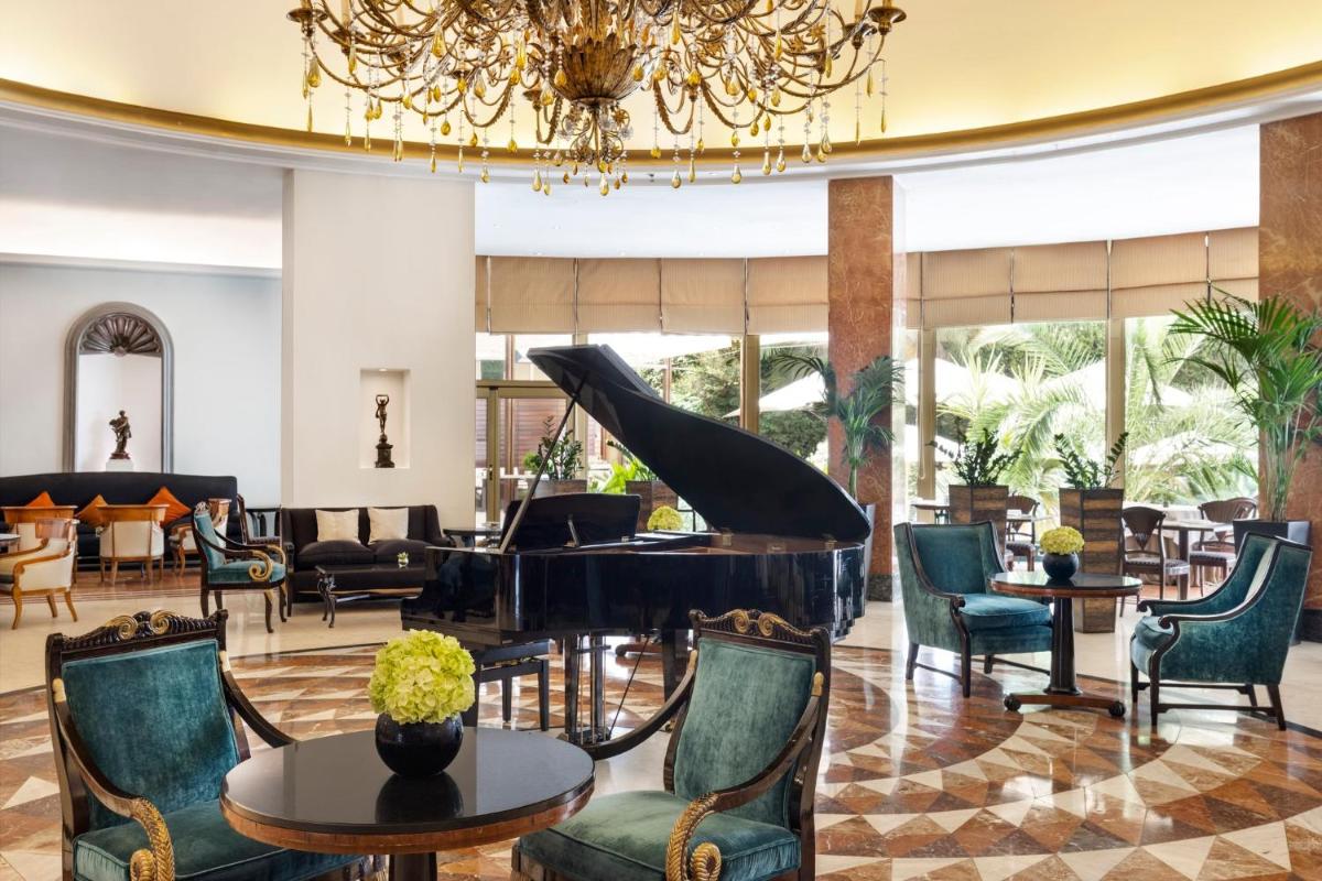 un piano en el vestíbulo de un hotel en InterContinental Madrid by IHG, en Madrid