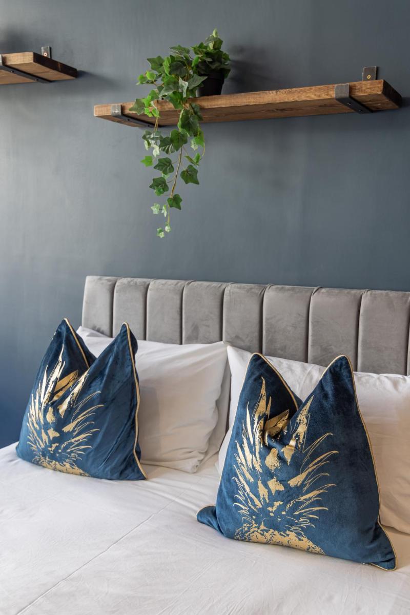 FLASH SALE 2CQ MORDEN STUDIO FLAT Moments away from Brighton Seafront - Housity