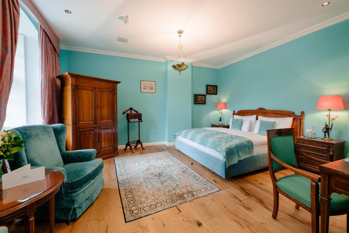 Ein Bett oder Betten in einem Zimmer der Unterkunft Schlosshotel Hugenpoet
