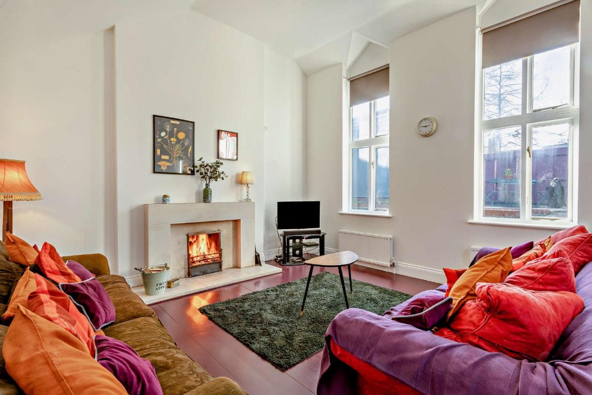 Fab house with log fire/grand piano/enclosed garden in superb village - Housity