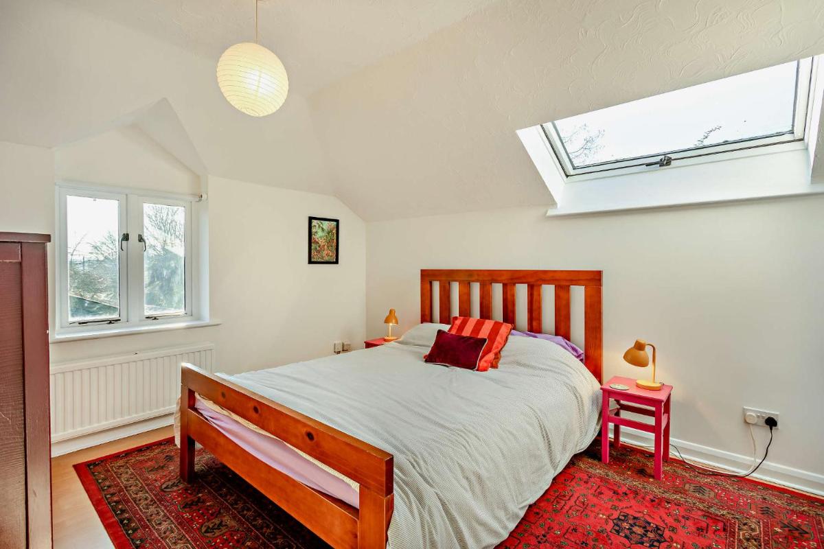 Fab house with log fire/grand piano/enclosed garden in superb village - Housity
