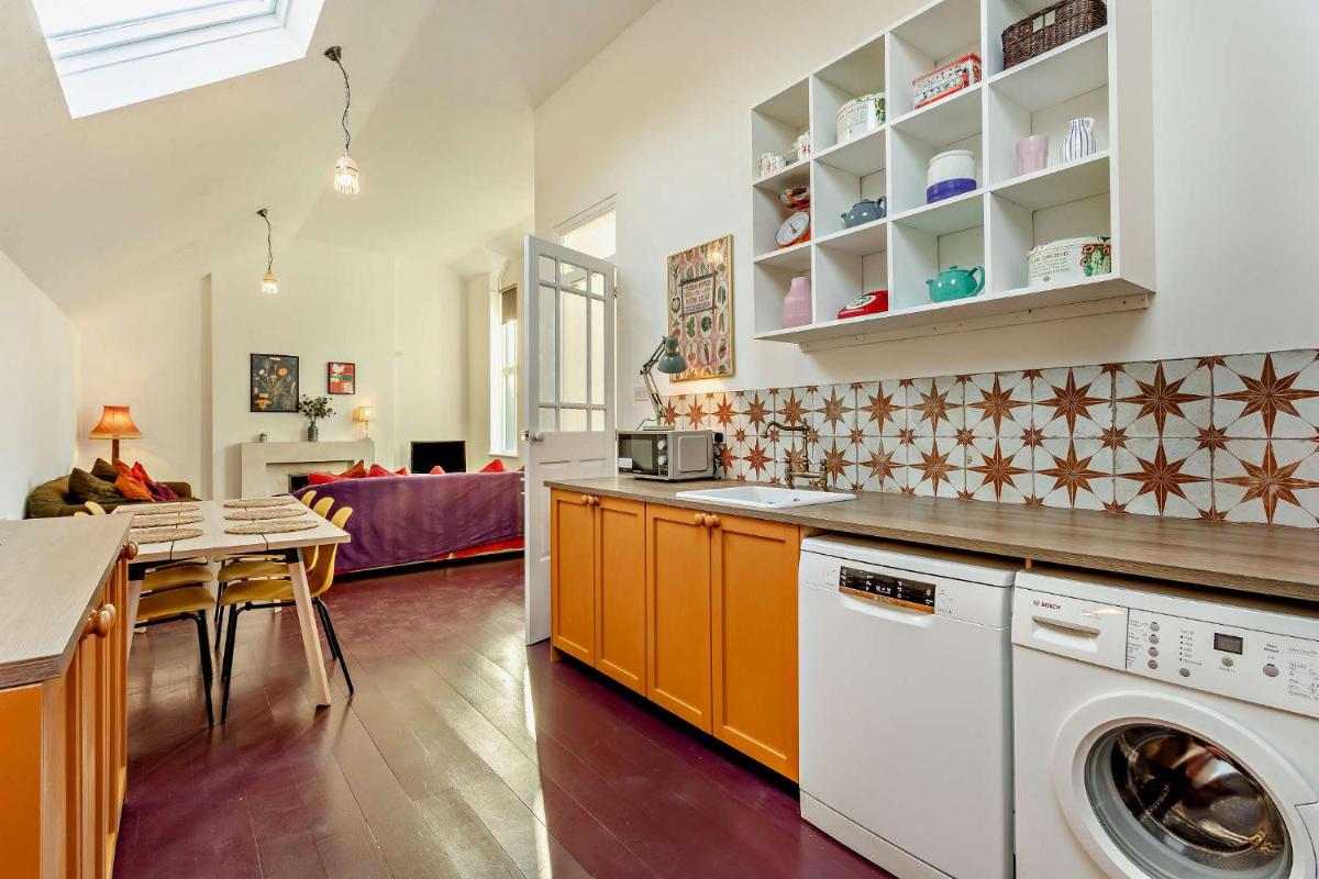 Fab house with log fire/grand piano/enclosed garden in superb village - Housity