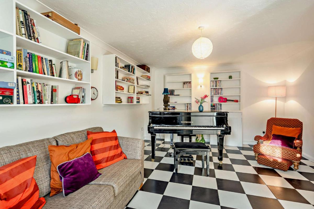 Fab house with log fire/grand piano/enclosed garden in superb village - Housity