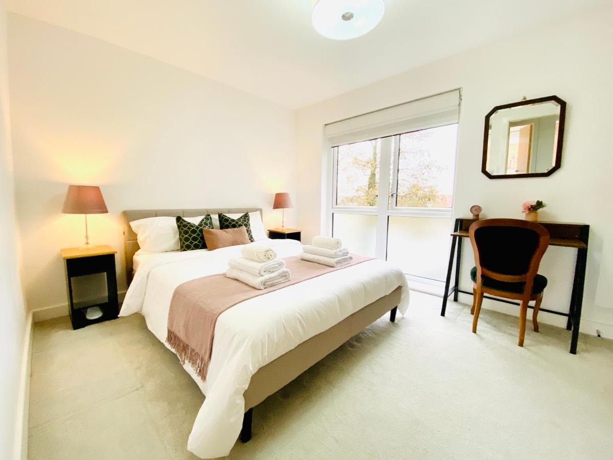 NEW IN! Premium Lake View Flat, Free Parking & Fast Wi-Fi - Wokingham - Housity