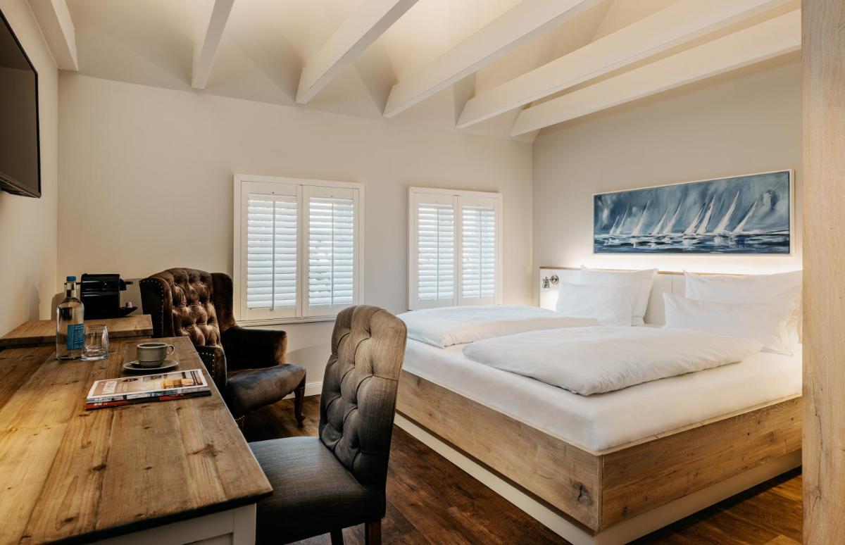 ein Schlafzimmer mit einem Bett und einem Tisch und Stühlen in der Unterkunft Seaside 43 in Sankt Peter-Ording