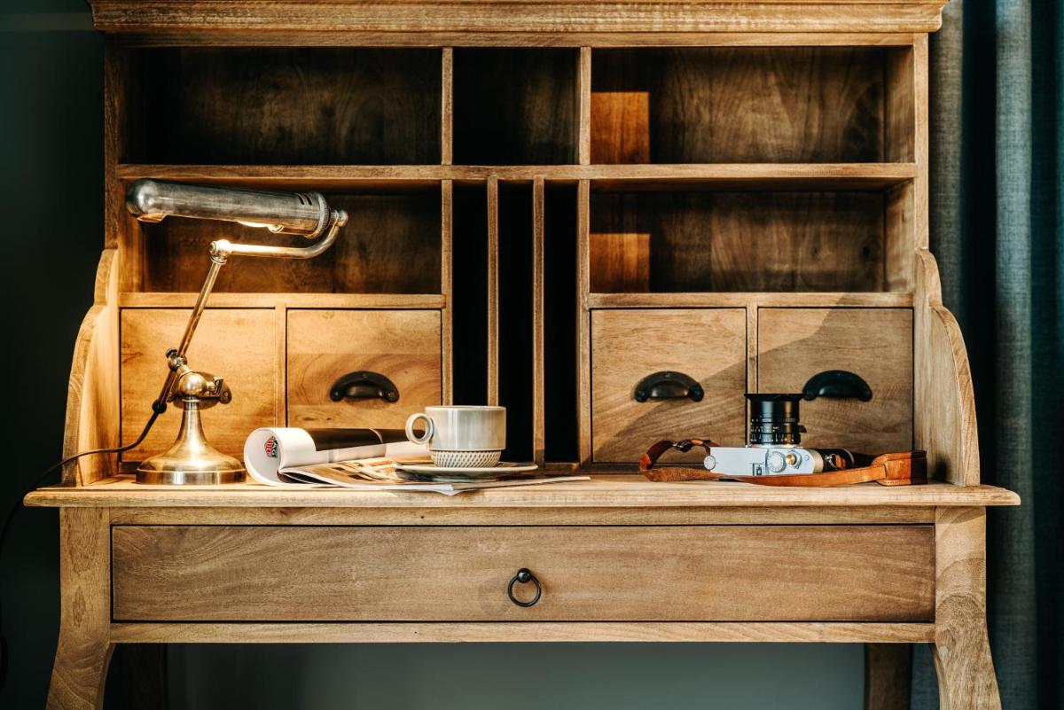 eine hölzerne Kommode mit einer Lampe darüber in der Unterkunft Seaside 43 in Sankt Peter-Ording + 37 Fotos