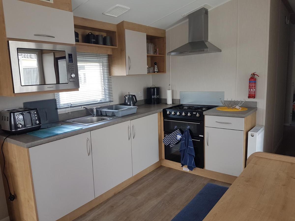 Caravan - 69 Ocean Sands, Park Dean Holiday Park, West Bay - Housity