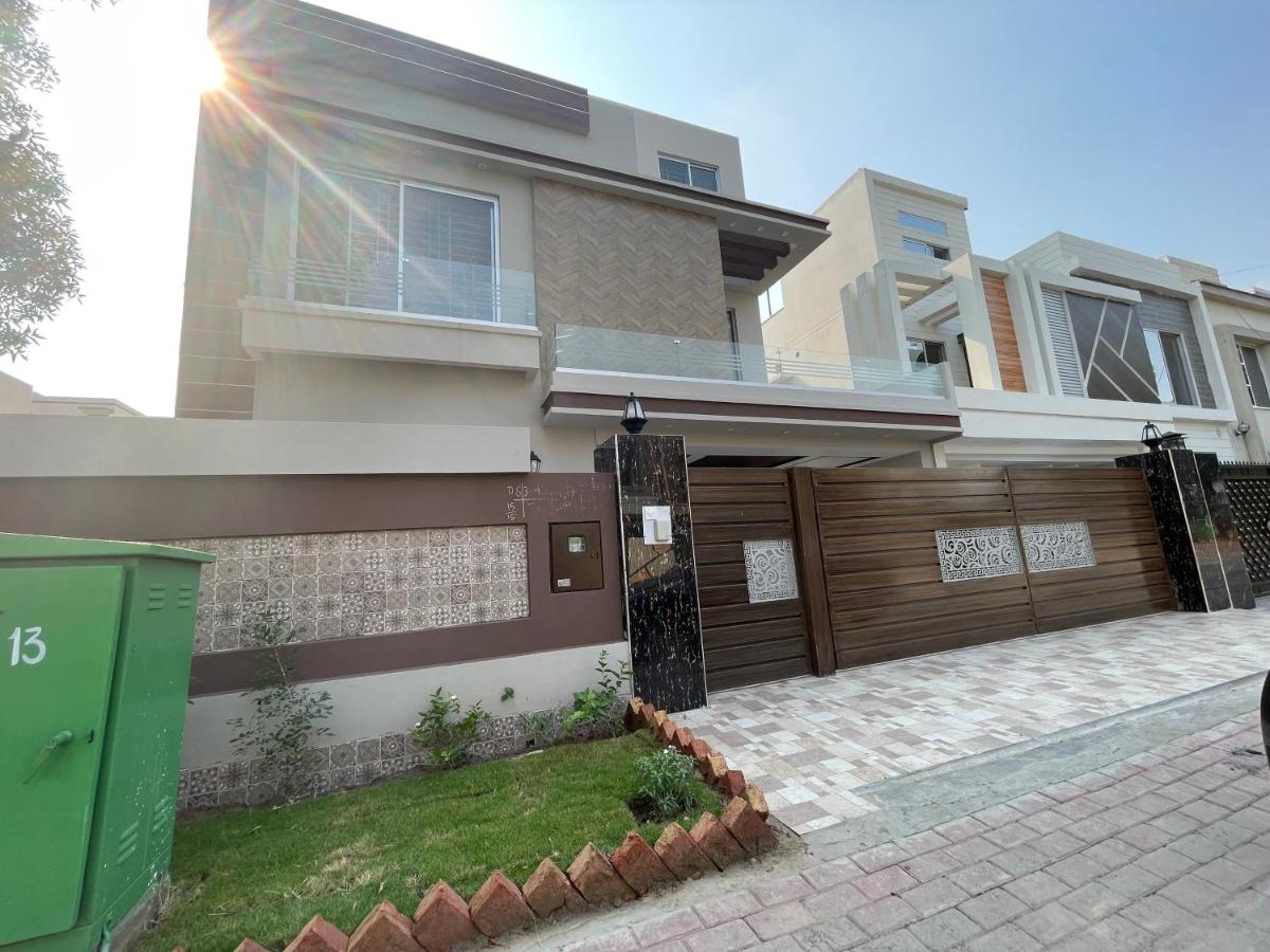 Suitetrails - Bahria Lux Guest House - Luxury 5-bedroom house