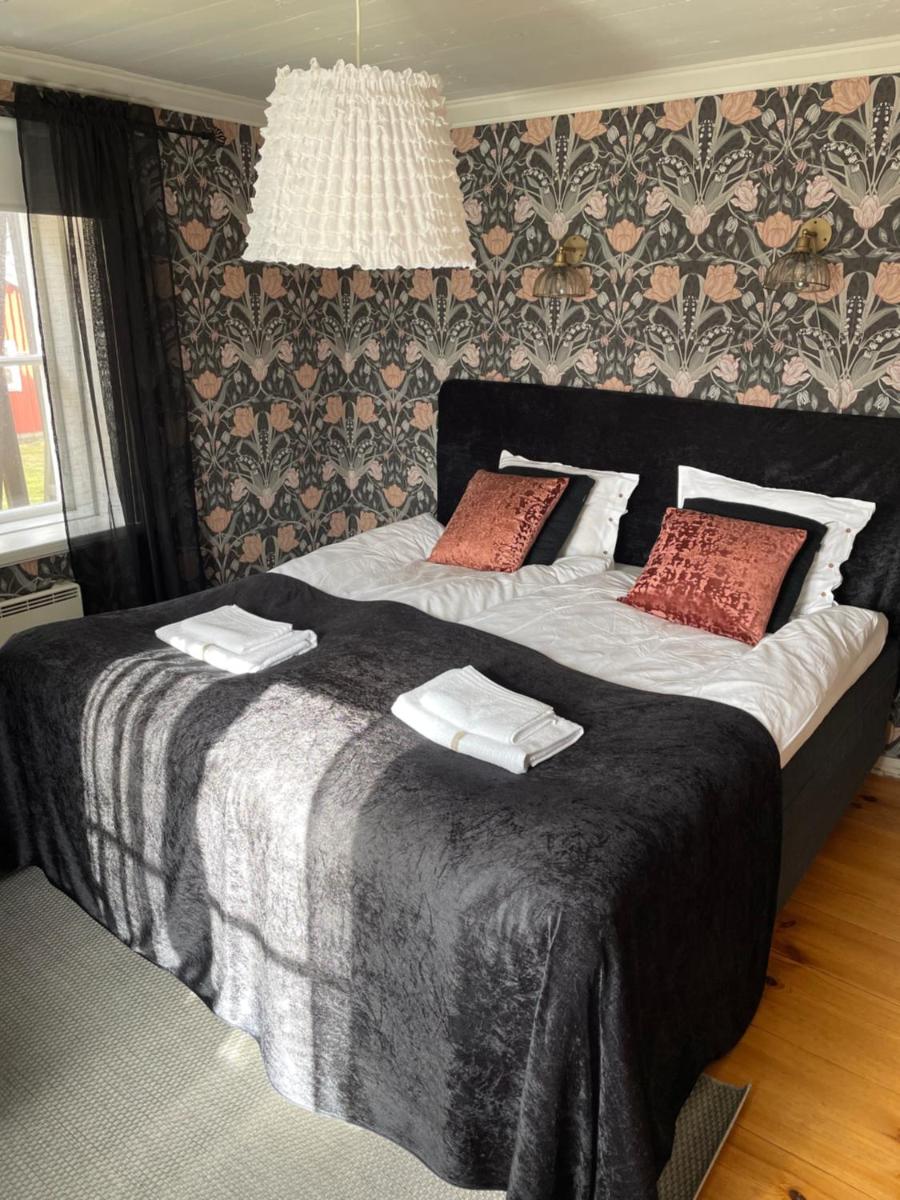 Hova Prästgård Bed & Breakfast - Housity