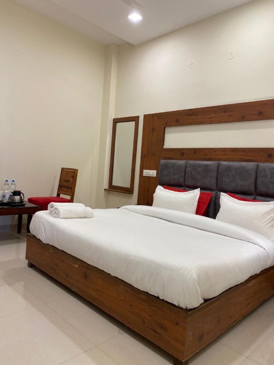 Hotel Woodlark Zirakpur - A PEACEFUL STAY - Housity