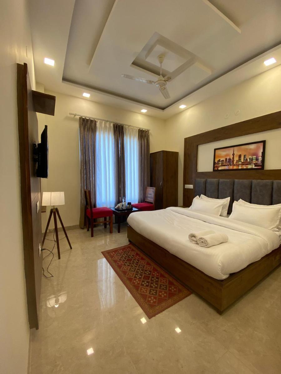 Hotel Woodlark Zirakpur - A PEACEFUL STAY - Housity