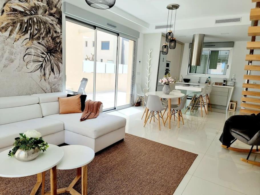 Suitetrails - A modern villa with pool and sea view