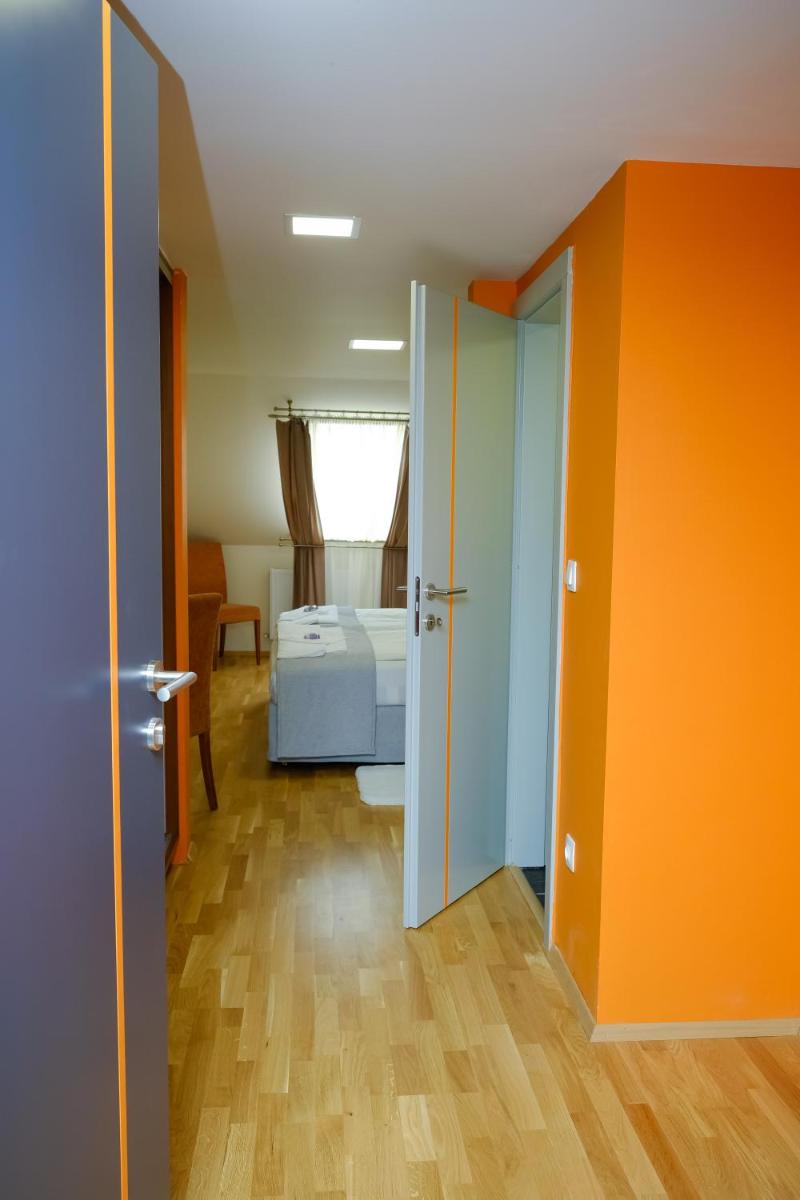 Barkóscinege Vendégház - Housity