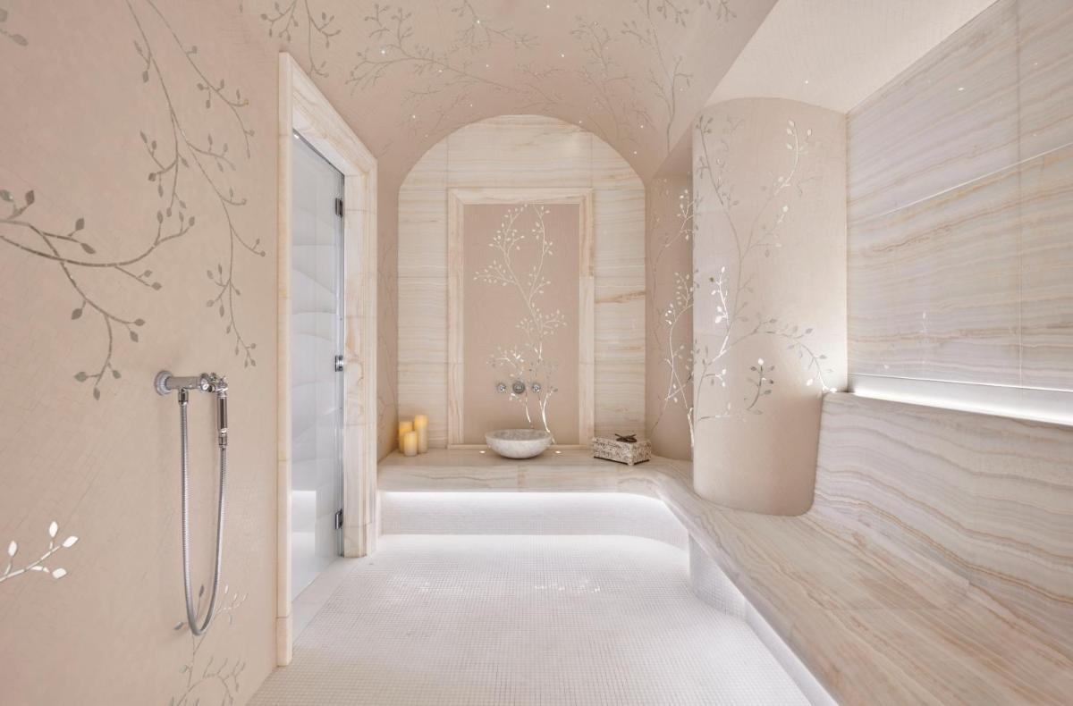 Un ou plusieurs lits dans un hébergement de l'établissement Four Seasons Hotel George V Paris