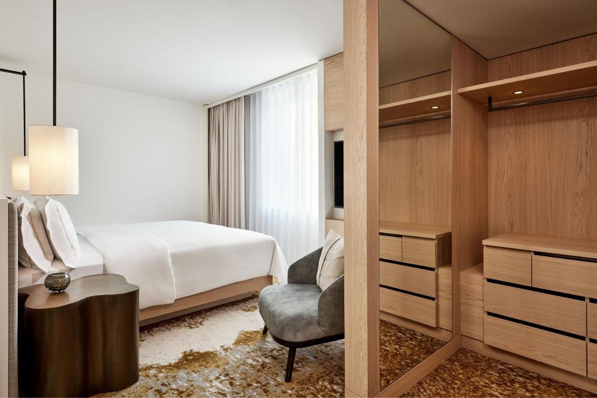 Ein Bett oder Betten in einem Zimmer der Unterkunft The Westin Grand Frankfurt Ein Bett oder Betten in einem Zimmer der Unterkunft The Westin Grand Frankfurt