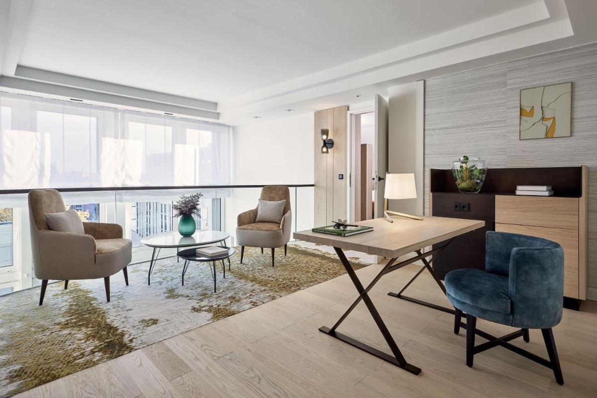 Ein Sitzbereich in der Unterkunft The Westin Grand Frankfurt Ein Sitzbereich in der Unterkunft The Westin Grand Frankfurt