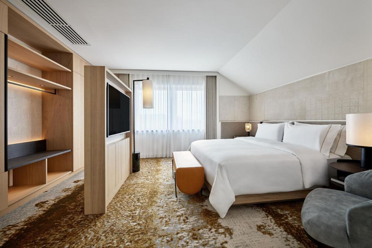 Ein Bett oder Betten in einem Zimmer der Unterkunft The Westin Grand Frankfurt Ein Bett oder Betten in einem Zimmer der Unterkunft The Westin Grand Frankfurt