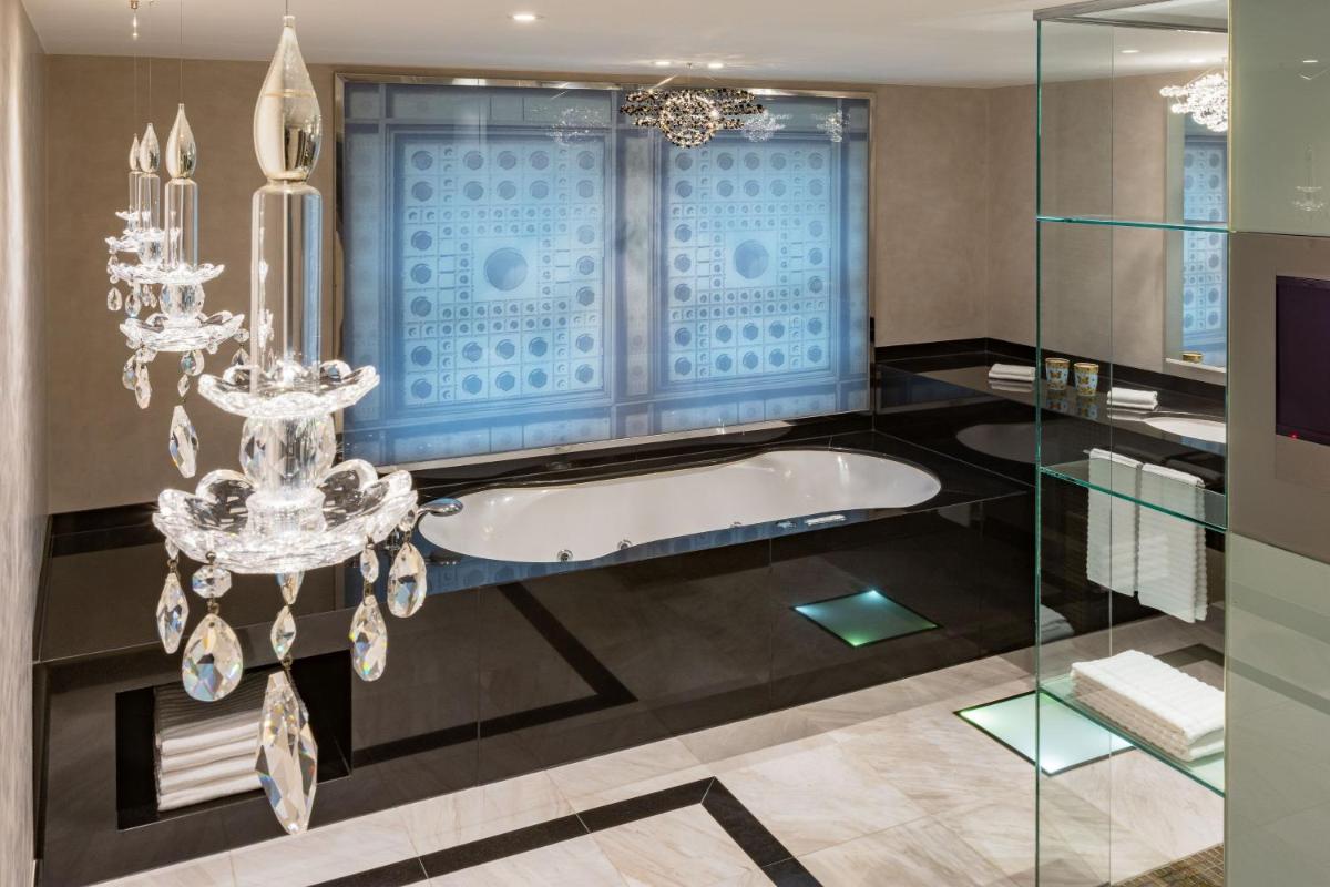 Ein Badezimmer in der Unterkunft The Westin Grand Berlin