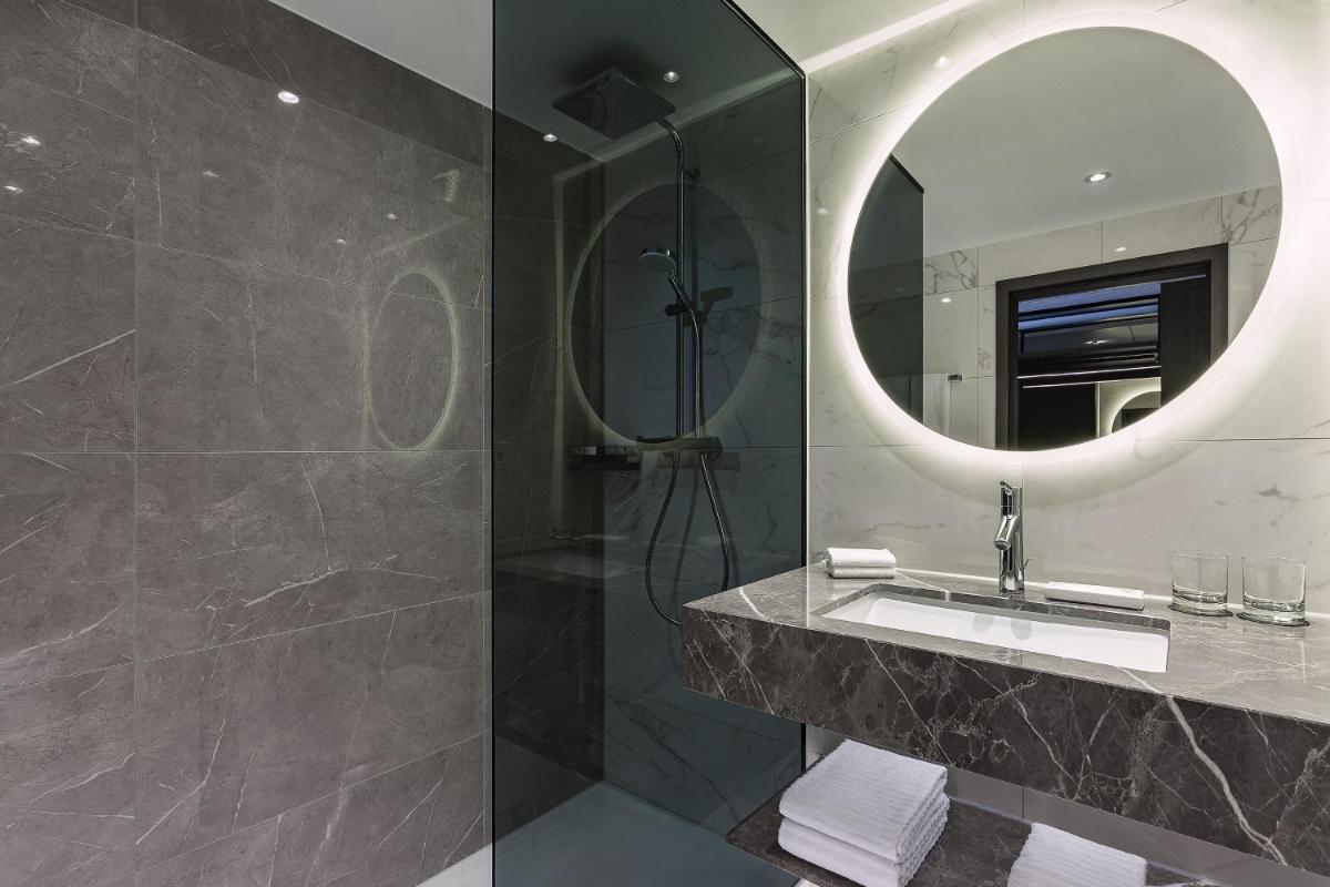 Ein Badezimmer in der Unterkunft The Westin Grand Berlin