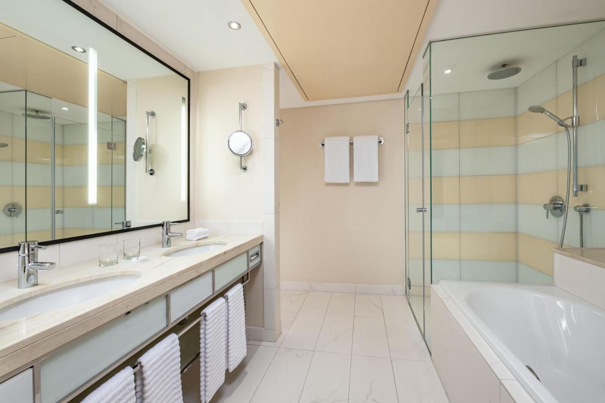 Ein Badezimmer in der Unterkunft The Westin Grand Berlin